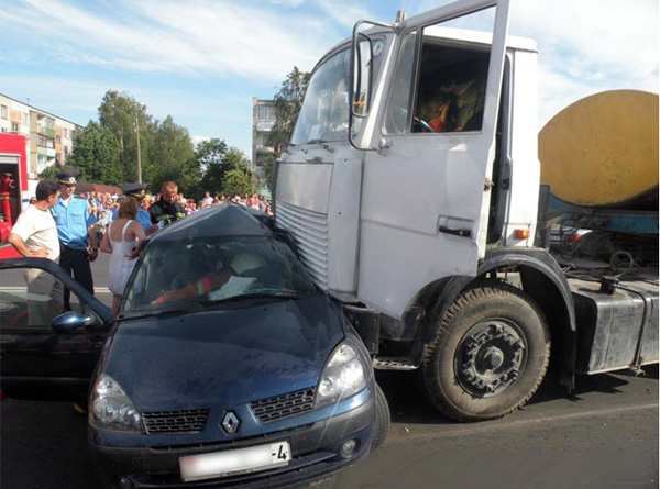 В Слониме автомобиль Renault, которым управляла женщина, оказался под молоковозом