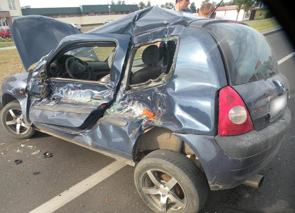 В Слониме автомобиль Renault, которым управляла женщина, оказался под молоковозом