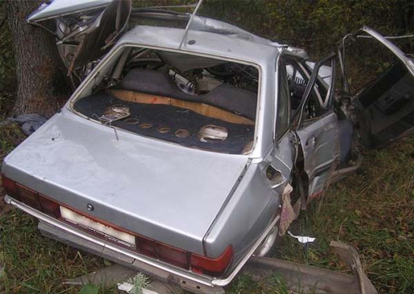 В Барановичском районе Audi столкнулся с деревом: скончались три человека