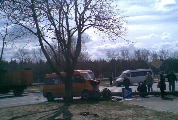 Маршрутка сбила столб в Чижовке