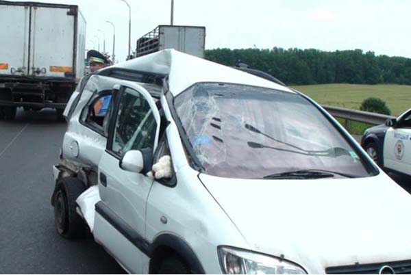 Пьяный водитель Opel Zafira задел две машины на МКАД