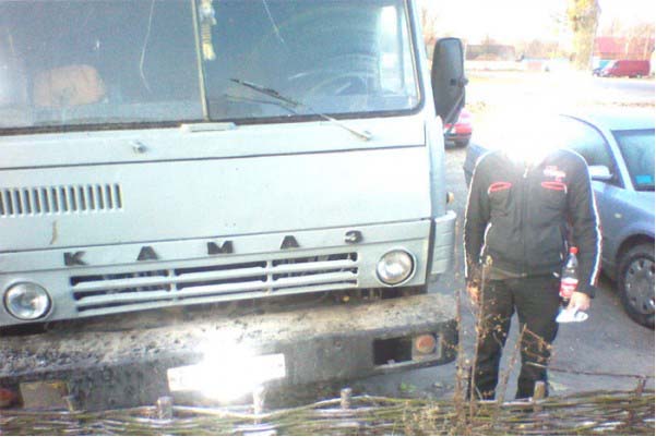 Водитель КамАЗа врезался в столб при попытке скрыться от пограничников