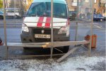 "Скорая" в Минске врезалась в остановку общественного транспорта