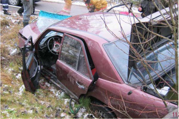 В Мядельском районе автомобиль марки Mercedes слетел с дороги у въехал в трубу