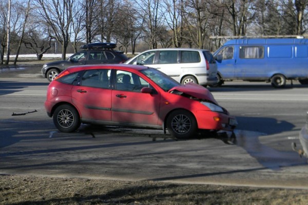 Авария на Орловской: машина Ford столкнулась с остановившейся Mitsubishi