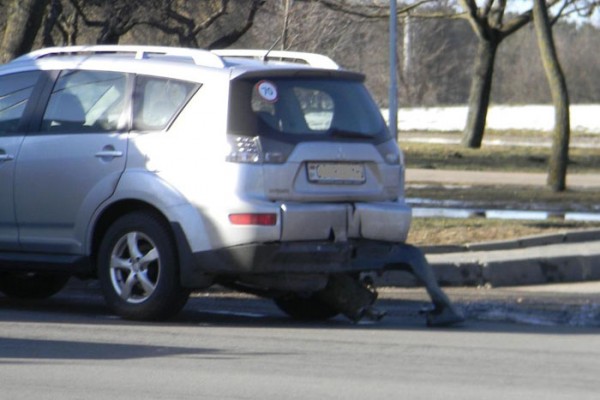 Авария на Орловской: машина Ford столкнулась с остановившейся Mitsubishi