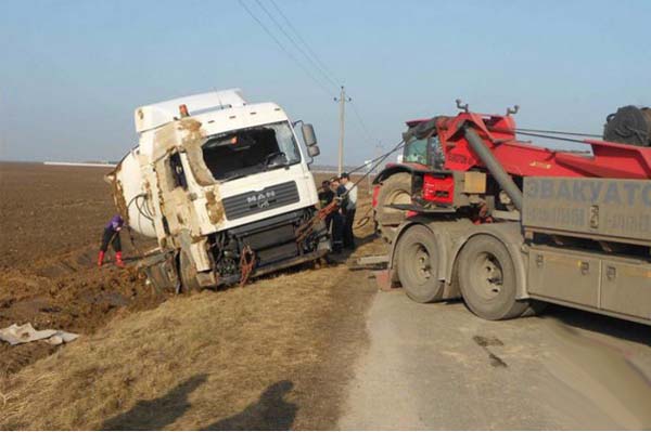 В Свислочском районе с дороги слетела автоцистерна, перевозившая 20 тонн пропан-бутана