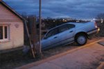 Пьяный житель Гродно угнал автомобиль и заехал на нем на приусадебный участок