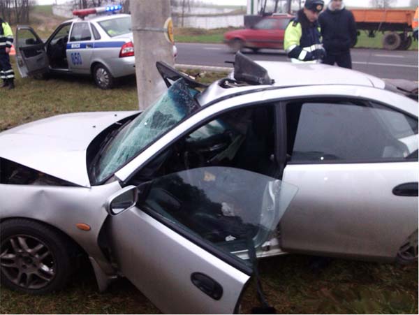 Mazda въехала в столб, из-за чего водитель скончался на месте