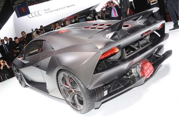 Lamborghini показала серийный вариант модели Sesto Elemento