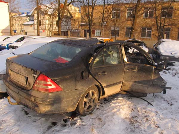 На МКАД автомобиль Mercedes врезался в столб – погиб парень