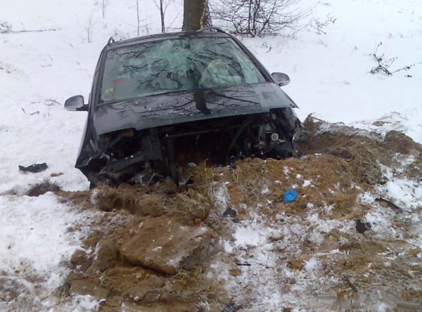 В Барановичском районе автомобиль въехал в земляную насыпь