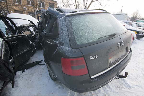 В воскресенье в Минске Audi въехал в столб – погибли два человека