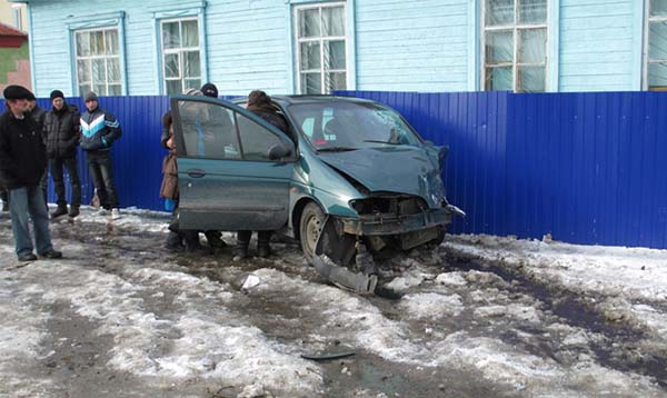 В Жлобинском районе столкнулись Renault Scenic и Toyota Carina E