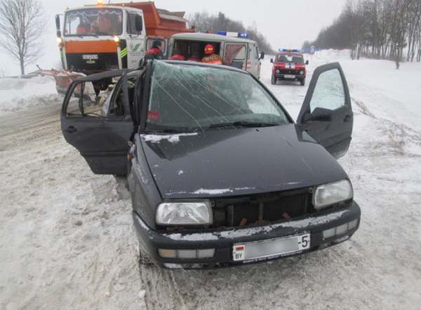 Скончался пассажир Volkswagen, врезавшегося в ограждение