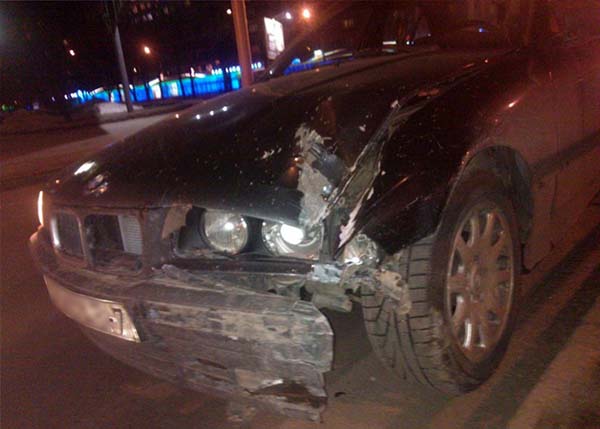 BMW врезался в разделительное ограждение на улице Богдановича