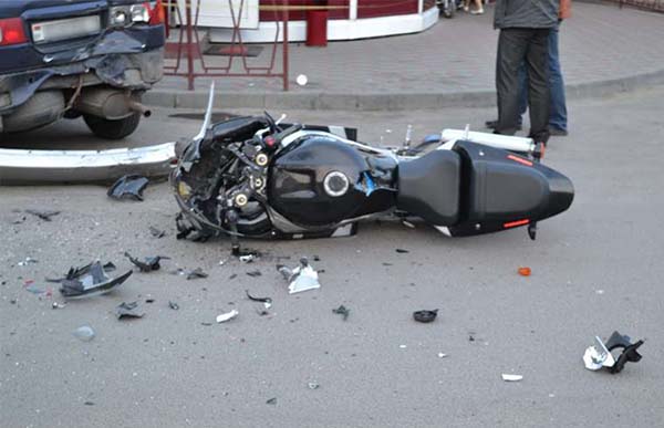 В Бресте мотоцикл въехал в машину – пассажирка скончалась