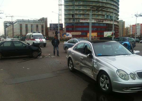В столице произошло столкновение автомобилей Peugeot и Mercedes