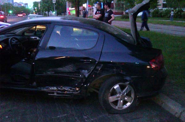 В Минске произошло столкновение Mazda и Peugeot