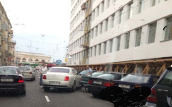В центре столицы мужчина за рулем Bentley неудачно выехал с парковки