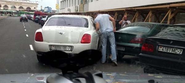 В центре столицы мужчина за рулем Bentley неудачно выехал с парковки
