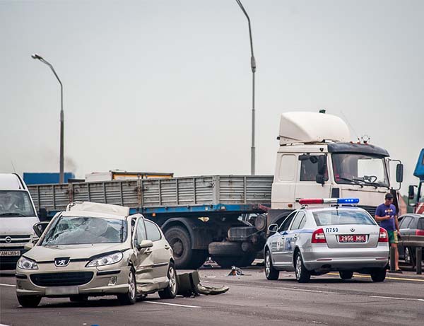 На МКАД произошло столкновение грузовика и двух легковых автомобилей