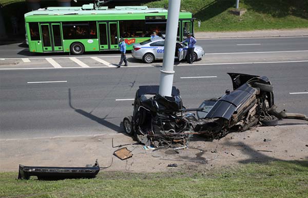 В столице BMW разорвало пополам, скончался молодой водитель