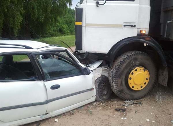 В результате столкновения Renault и МАЗ травмировались сразу несколько человек