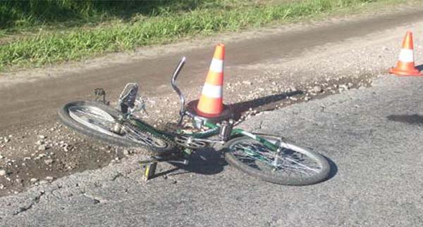Мотоциклист без прав врезался в подростков на велосипедах