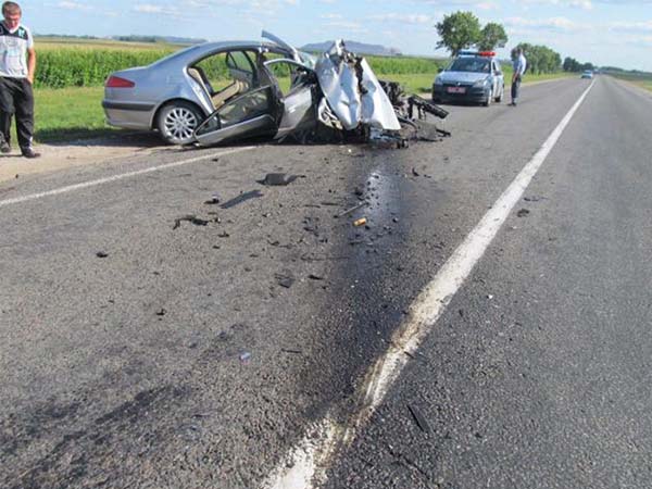 На трассе Минск — Микашевичи произошло столкновение Peugeot 607 и МАЗ