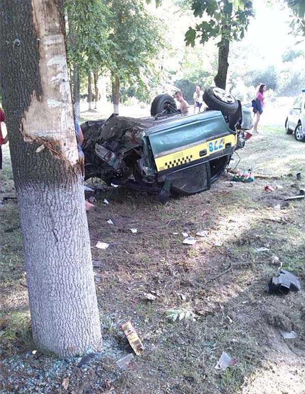 Возле Минска такси врезалось в дерево – от машины почти ничего не осталось