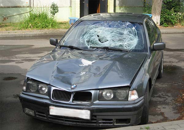 В Солигорске водитель BMW совершил наезд на пешехода и скрылся с места ДТП