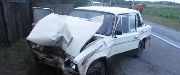Водитель автомобиля ВАЗ въехал в столб – скончалась пассажирка