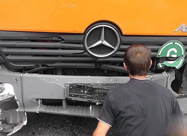 В Гомеле водитель легковушки не пропустил грузовик Mercedes