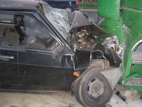 В Бобруйске произошло лобовое столкновение автопоезда DAF и ВАЗа