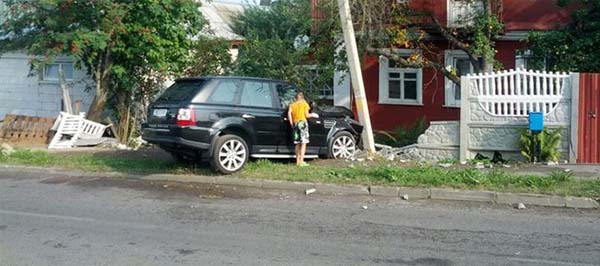 В столице водитель автомобиля Range Rover Sport въехал в ограждение