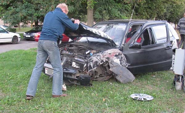 В Гродно нетрезвый молодой человек угнал Mercedes Sprinter и въехал в Volkswagen
