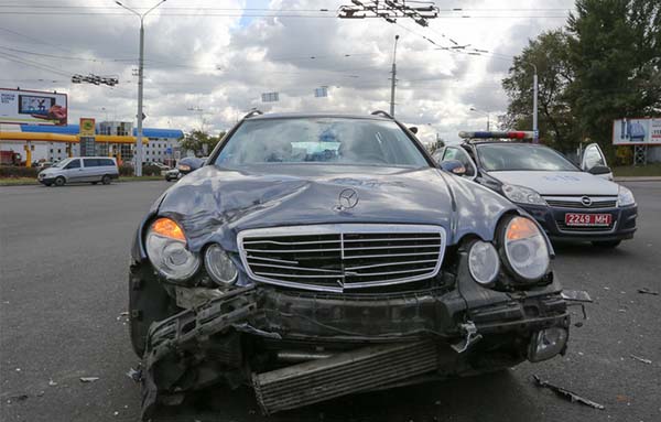 В Минске произошло столкновение Mercedes и мотоцикла