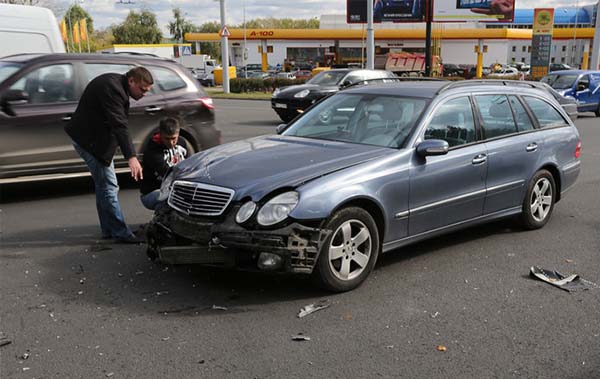 В Минске произошло столкновение Mercedes и мотоцикла