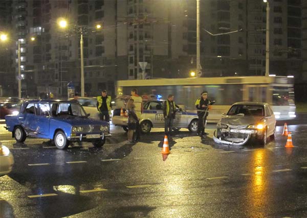На пересечении дорог в Минске столкнулись Opel и ВАЗ