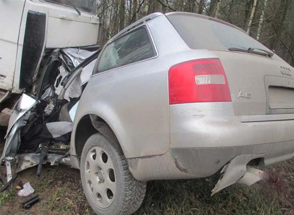 Возле Жлобина столкнулись Audi и МАЗ – два человека погибли