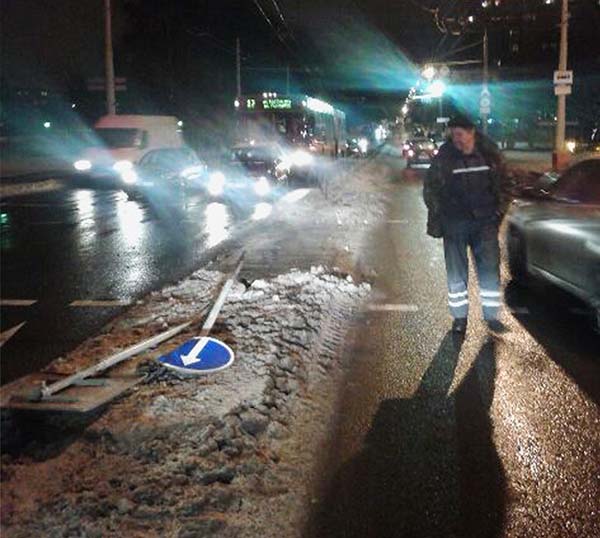 В Минске водитель Mercedes врезался в дорожные знаки