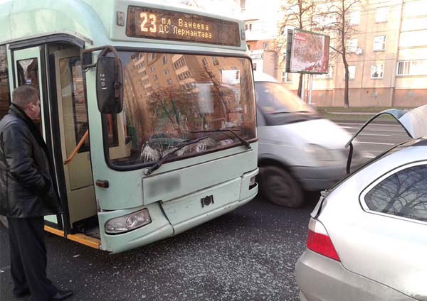 В столице троллейбус врезался в легковой автомобиль