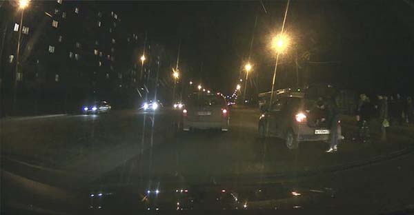 В столице мужчина хотел перейти дорогу на запрещающий сигнал светофора и попал под авто