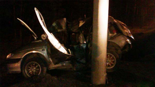 На могилевском шоссе Renault въехал в столб – 1 человек погиб