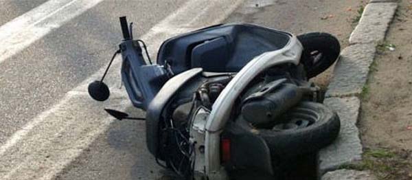 Возле Лельчиц бесправный водитель скутера попал в аварию и скончался