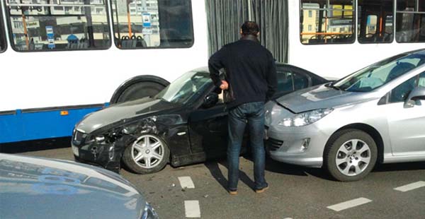 В столице BMW столкнулся с легковым авто и троллейбусом