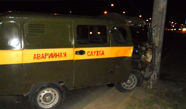В столице УАЗ аварийной службы въехал в столб – не обошлось без пострадавших