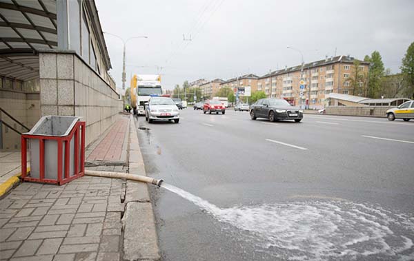 В Минске люди попали под грузовик из-за затопленного подземного перехода