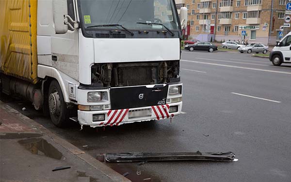 В Минске люди попали под грузовик из-за затопленного подземного перехода
